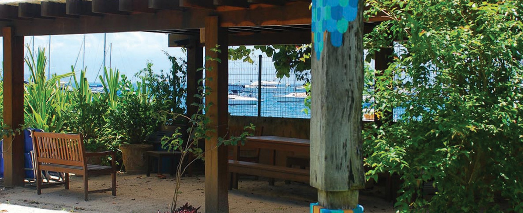 Em parceria com a Plantae Jardins, o artista plástico Humberto Vianna Machado cria totem multicolorido para um jardim em Ilhabela