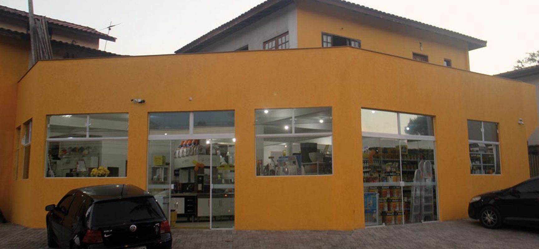 Ferraluz comemora 10 anos com ampliação da loja