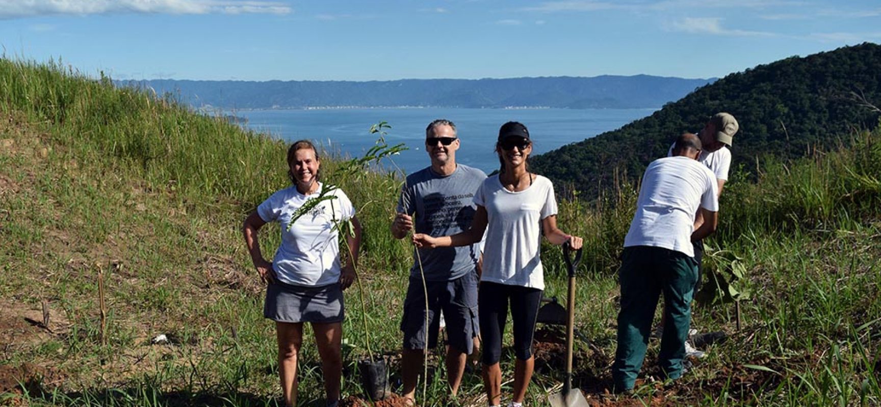 Plantio de mudas nativas da Mata Atlântica é realizado na Trilha do Baepi em Ilhabela