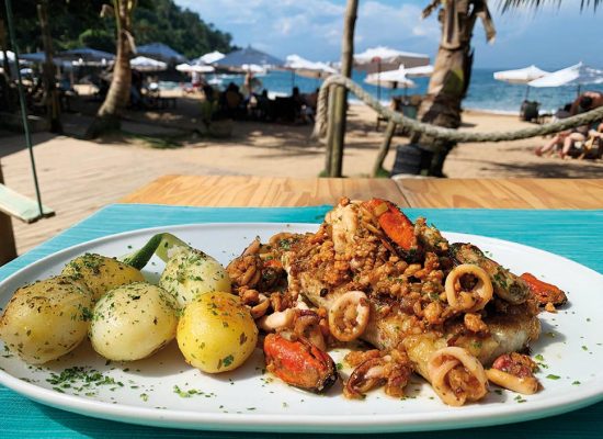 Espaço Tangará traz menu assinado pelo Chef Tonhão, em uma das praias mais preservadas de Ilhabela