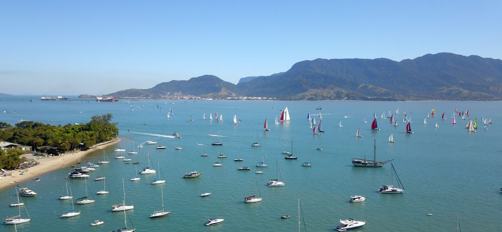 Desfile dos barcos agita abertura da Semana Internacional de Vela de Ilhabela